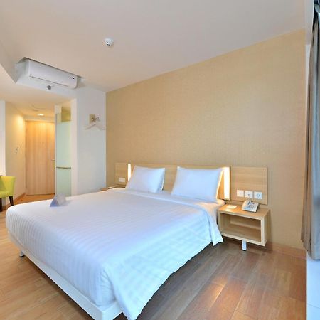 Whiz Prime Hotel Hasanuddin Makassar Exteriör bild