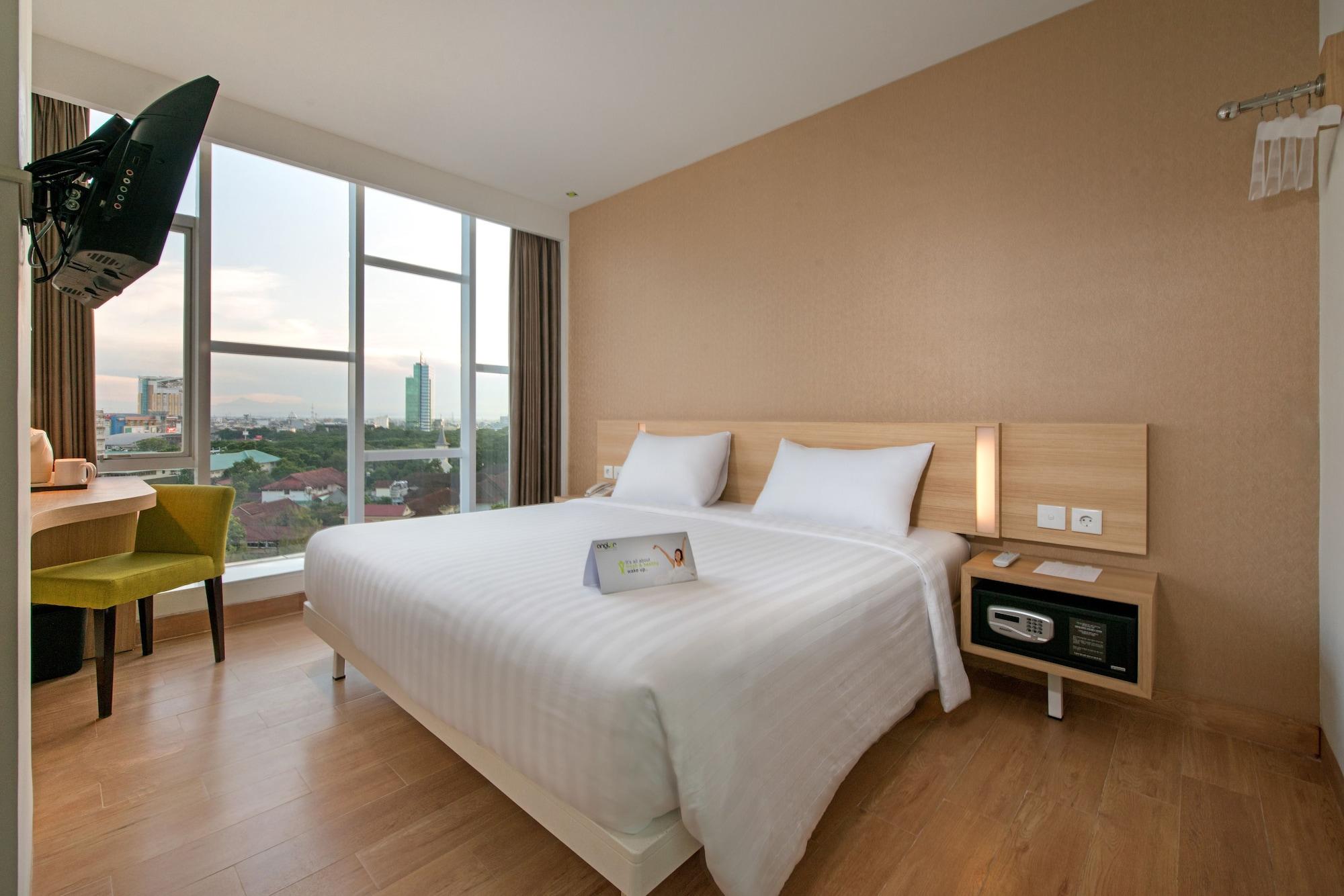 Whiz Prime Hotel Hasanuddin Makassar Exteriör bild
