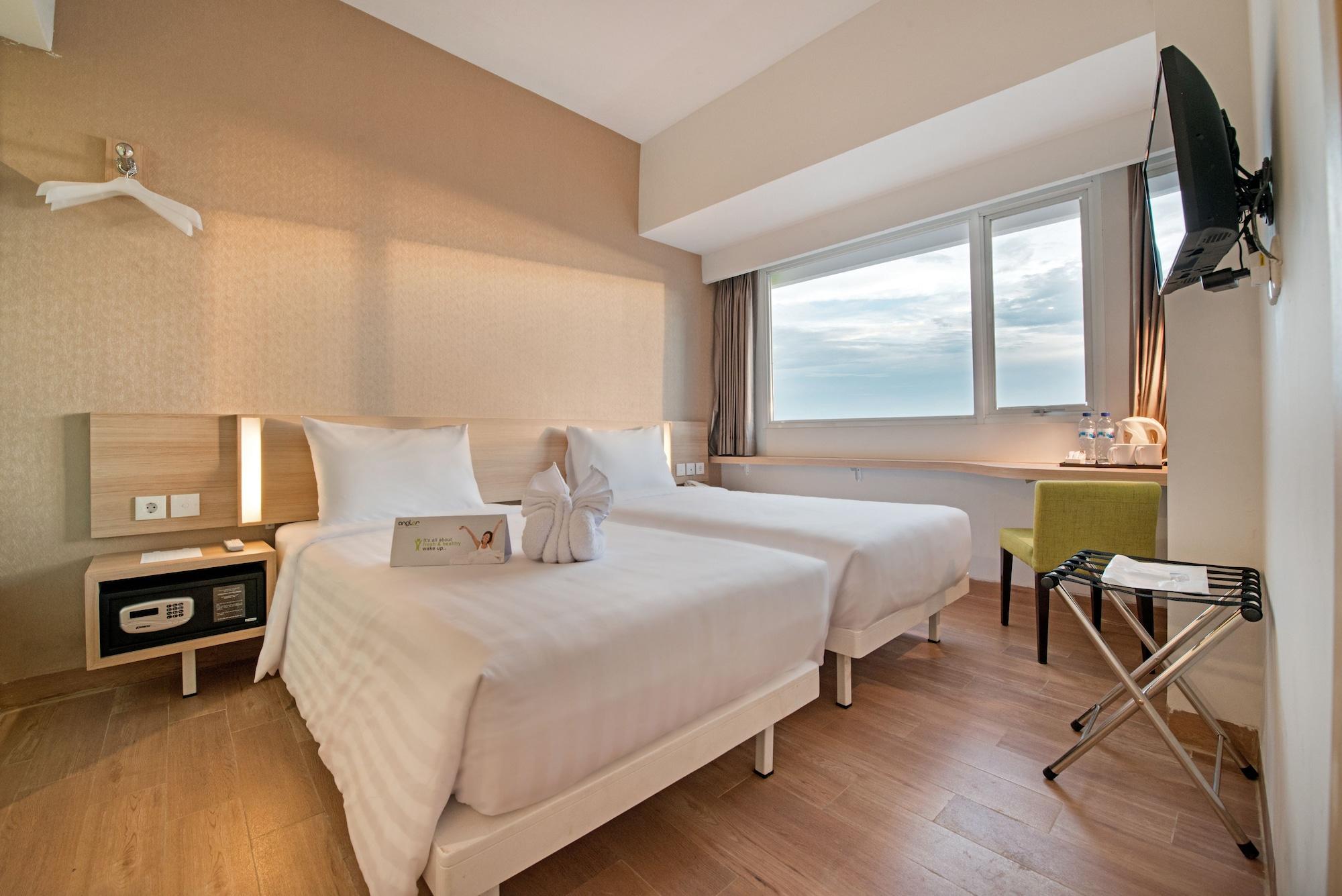 Whiz Prime Hotel Hasanuddin Makassar Exteriör bild