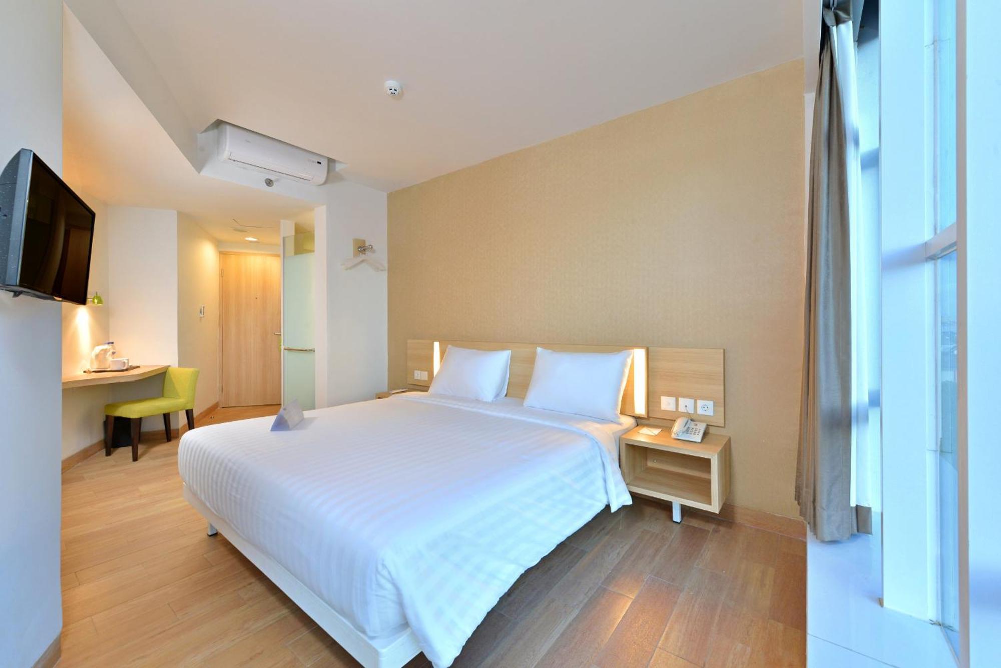 Whiz Prime Hotel Hasanuddin Makassar Exteriör bild