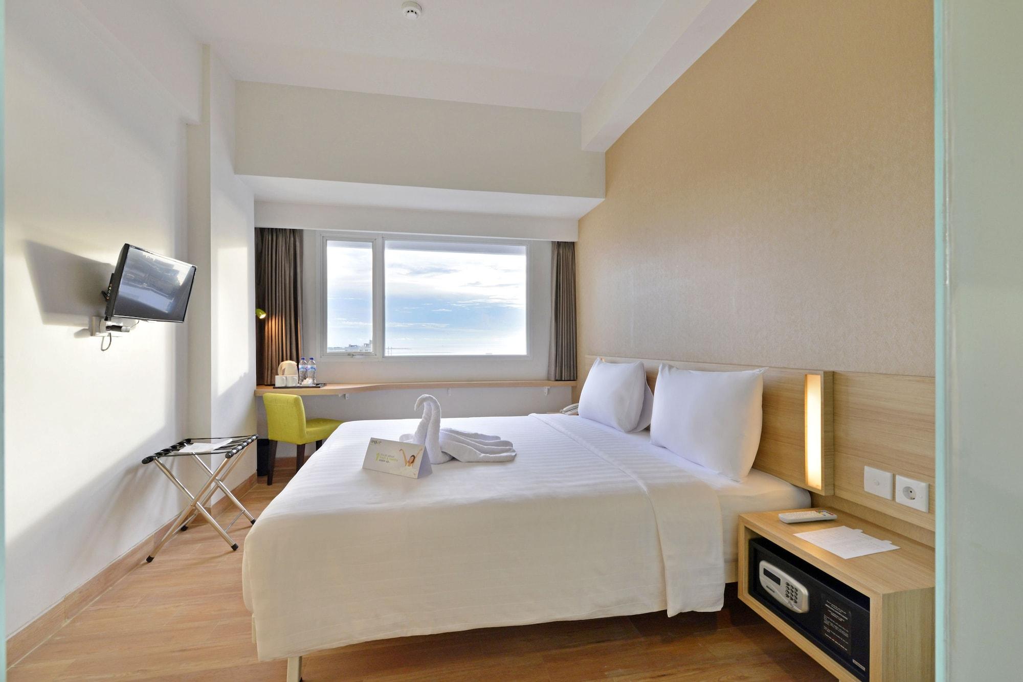 Whiz Prime Hotel Hasanuddin Makassar Exteriör bild