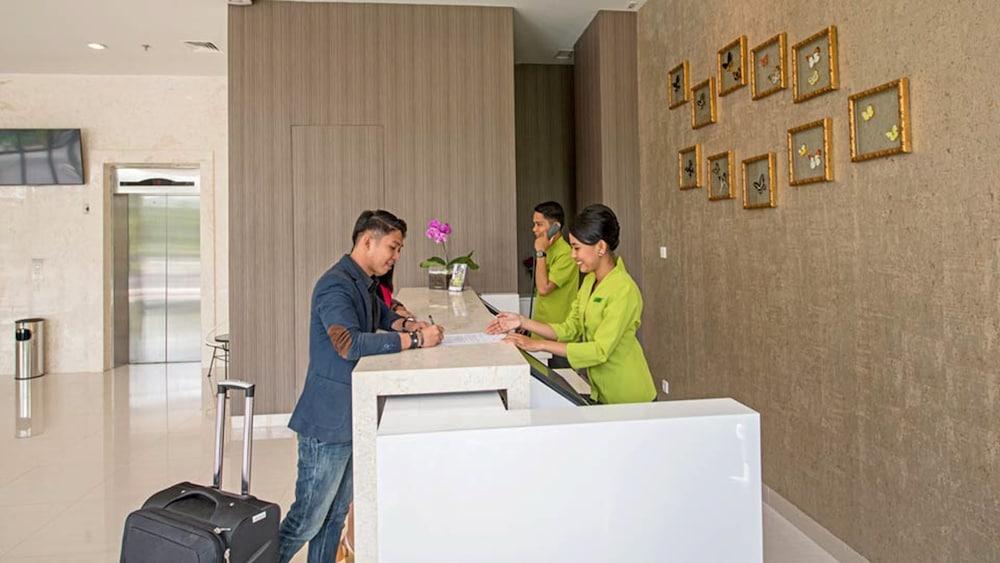 Whiz Prime Hotel Hasanuddin Makassar Exteriör bild