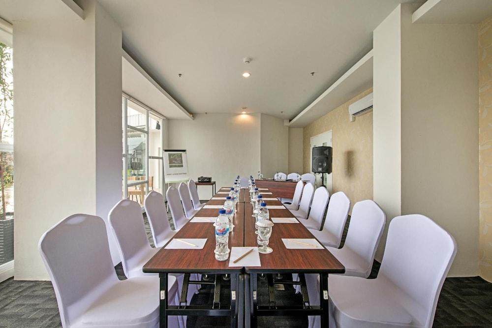 Whiz Prime Hotel Hasanuddin Makassar Exteriör bild