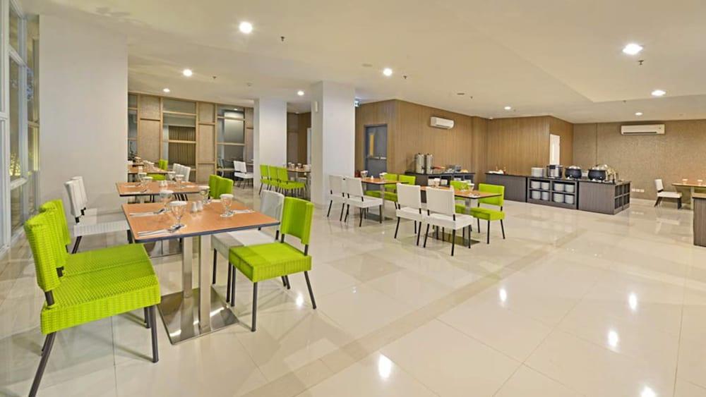 Whiz Prime Hotel Hasanuddin Makassar Exteriör bild