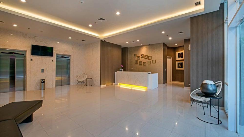 Whiz Prime Hotel Hasanuddin Makassar Exteriör bild