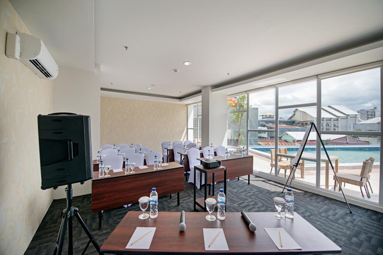 Whiz Prime Hotel Hasanuddin Makassar Exteriör bild