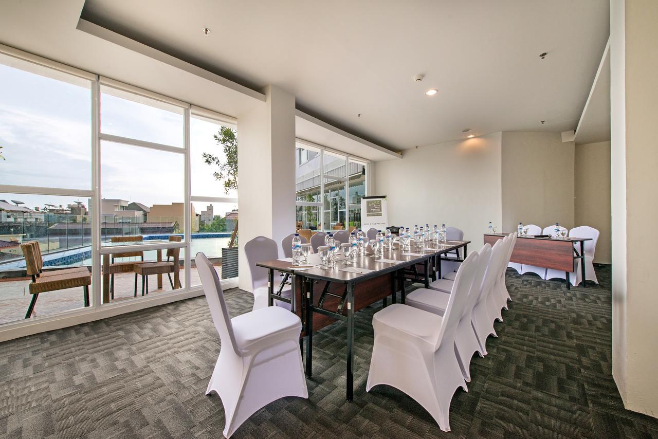 Whiz Prime Hotel Hasanuddin Makassar Exteriör bild