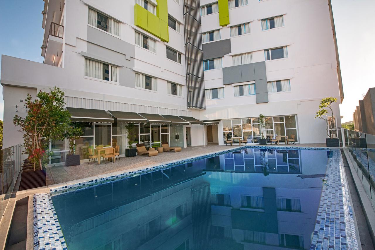 Whiz Prime Hotel Hasanuddin Makassar Exteriör bild