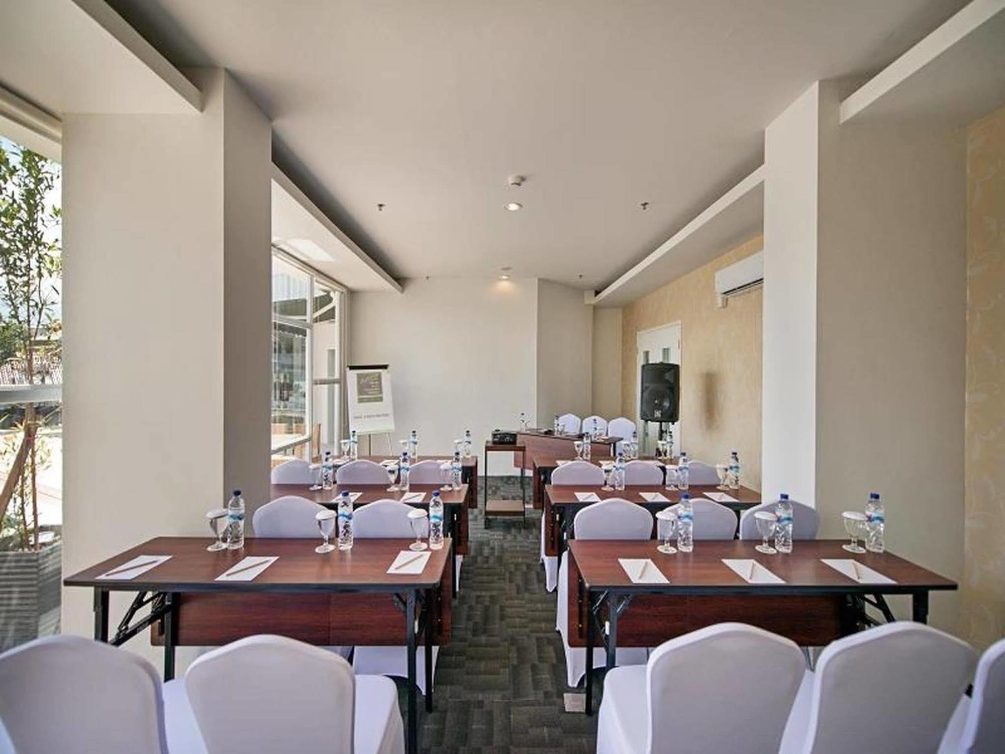Whiz Prime Hotel Hasanuddin Makassar Exteriör bild