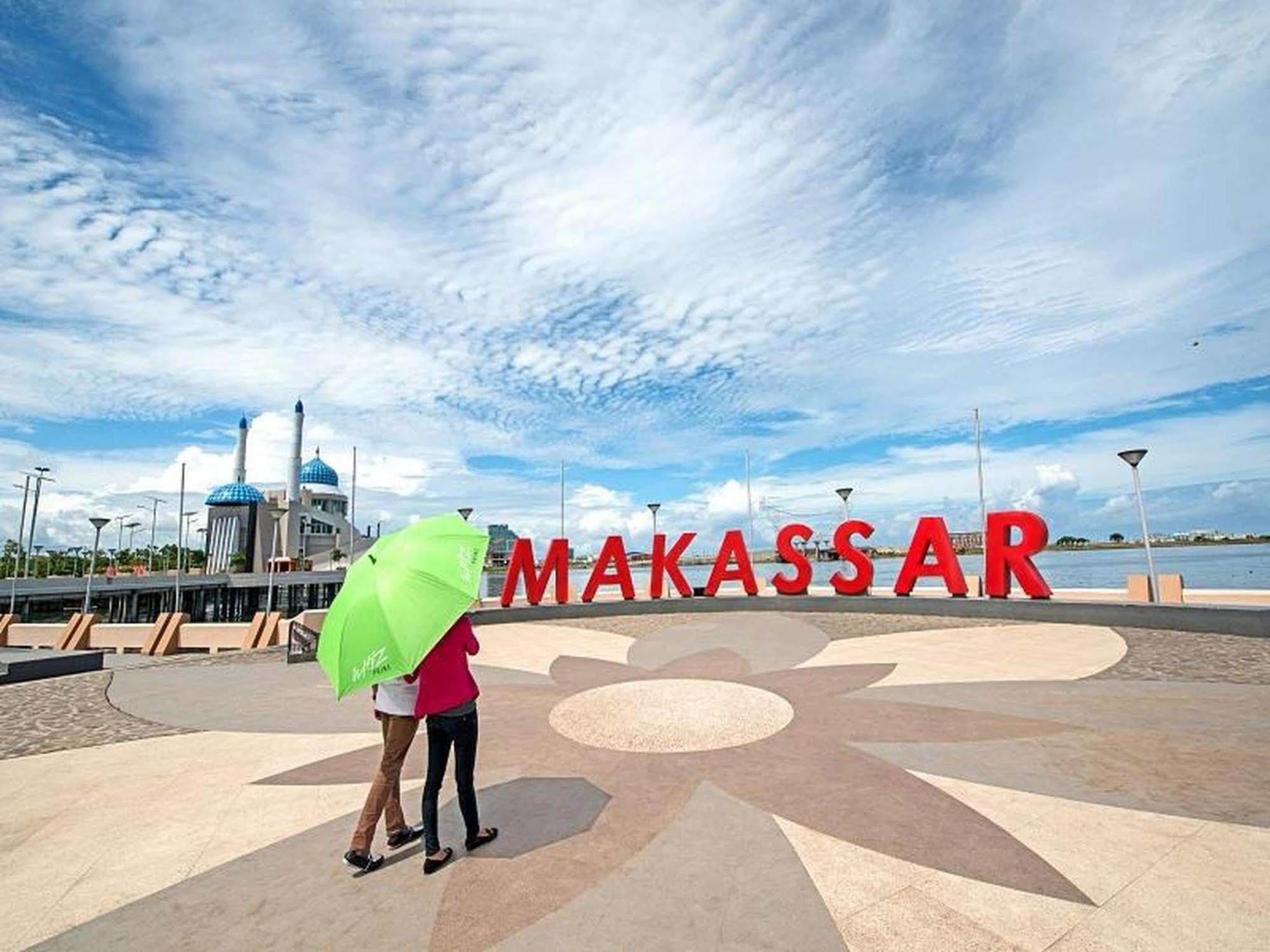Whiz Prime Hotel Hasanuddin Makassar Exteriör bild