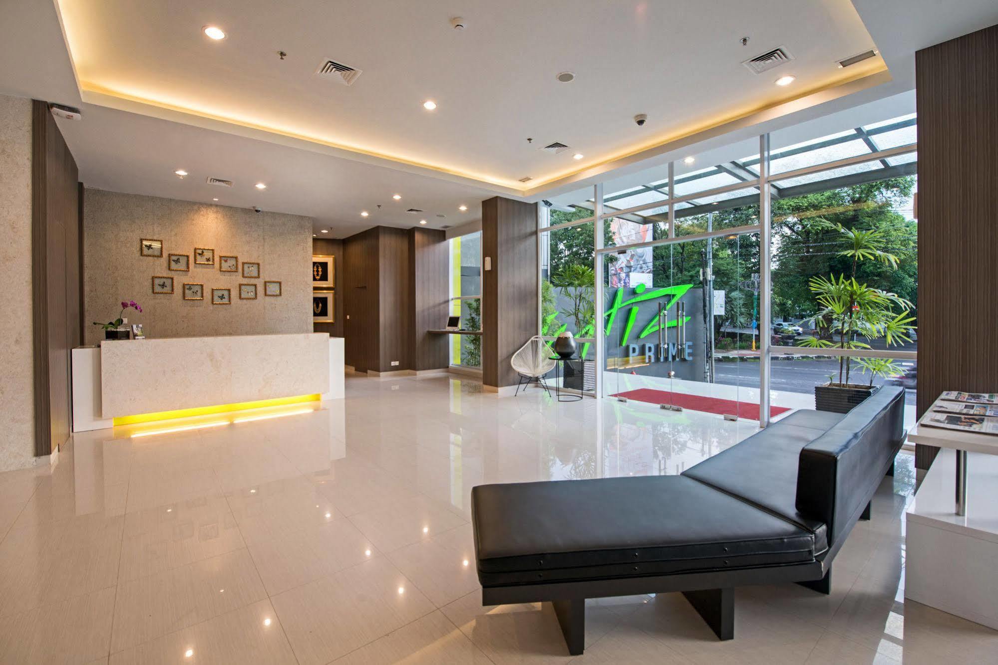 Whiz Prime Hotel Hasanuddin Makassar Exteriör bild