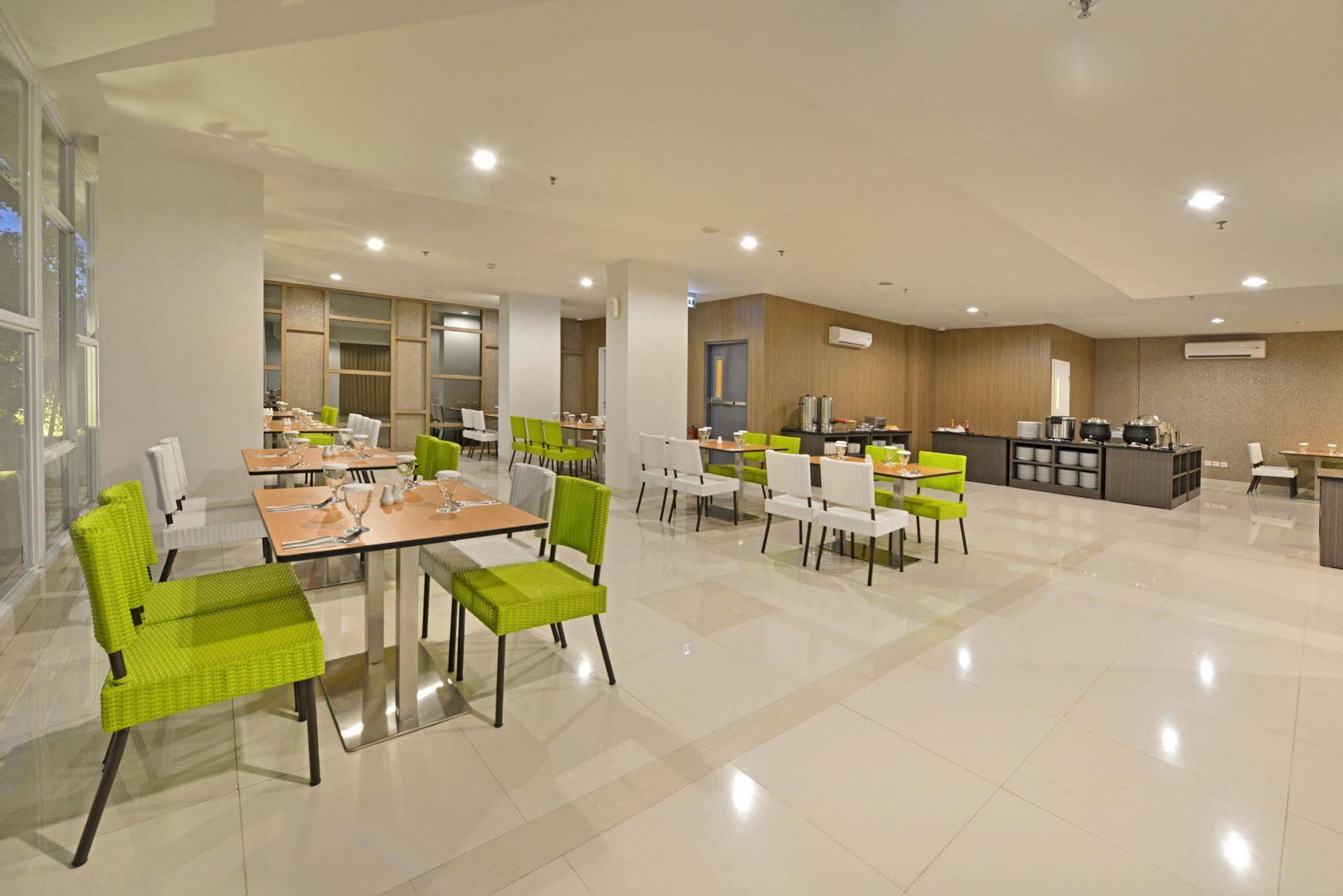Whiz Prime Hotel Hasanuddin Makassar Exteriör bild